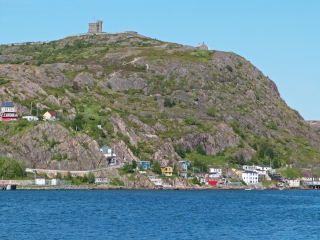 Blick auf den grünen Felsen Signal Hill mit Cabot Tower in St. John's, Neufundland