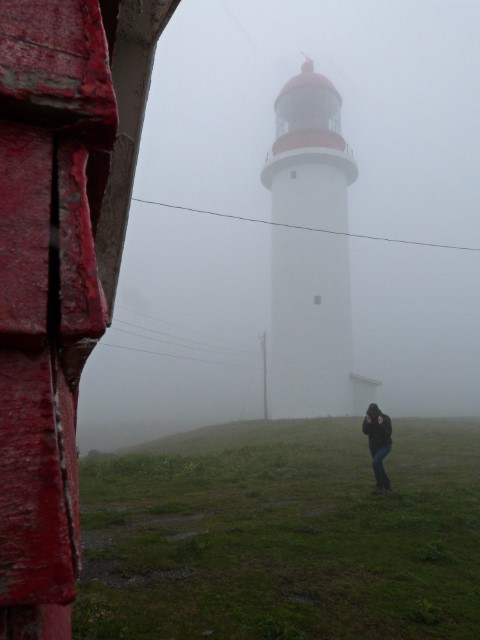 Weißer Leuchtturm im Nebel in Neufundland