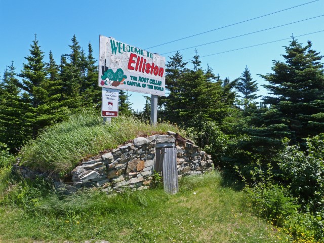 Schild "Welcome to Elliston" und einem Wurzelkeller darunter, Neufundland