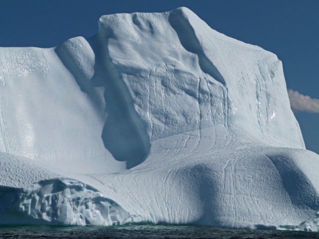 Eisberg mit tiefen Furchen aus der Nähe, Neufundland