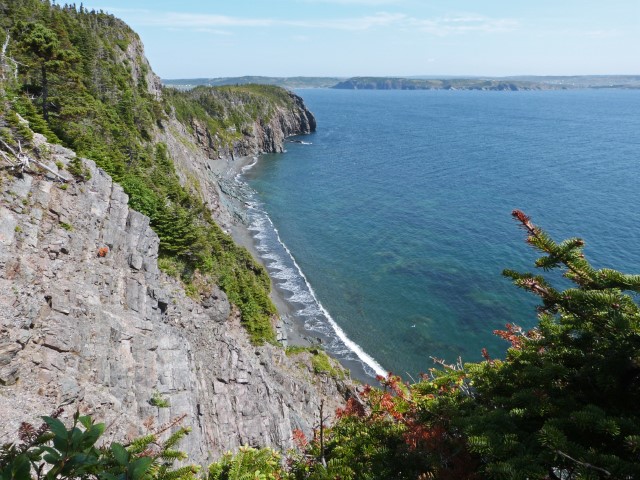 Blick vom Skerwink Trauil steile Klippen hinunter, Neufundland