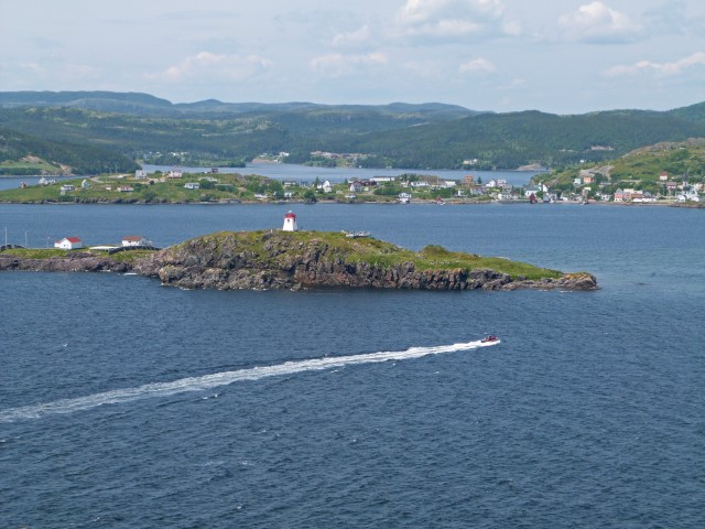 Blick über eine Bucht mit felsigen Halbinseln, auf einer steht ein Leuchtturm, Neufundland