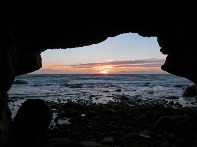 Sonnenuntergang hinter den Felsbögen am Arches Provincial Park, Gros Morne Nationalpark Neufundland