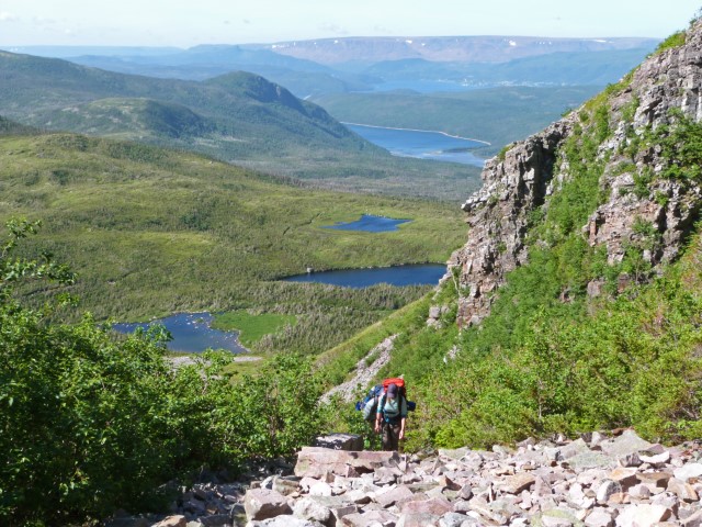 Leute steign den steilen Gros Morne Mountain hoch, mit Weitblick über grüne Täler und blaue Seen, im Gros Morne Nationalpark Neufundland