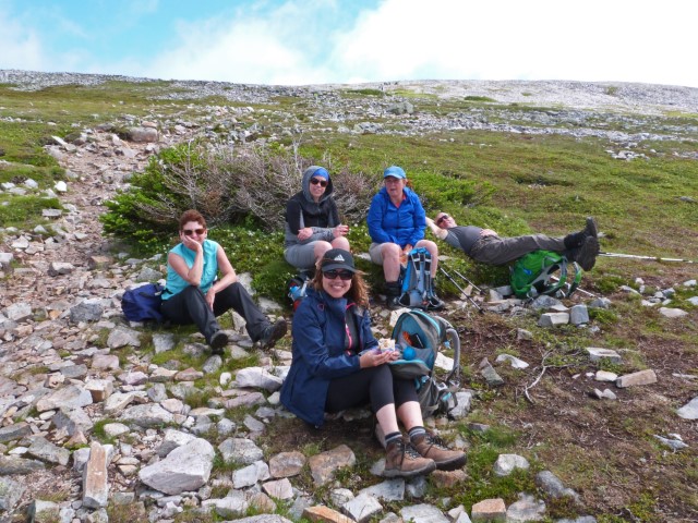 Gruppe von Wandern beim Picknick auf dem Gros Morne Mountain, Gros Morne Nationalpark Neufundland