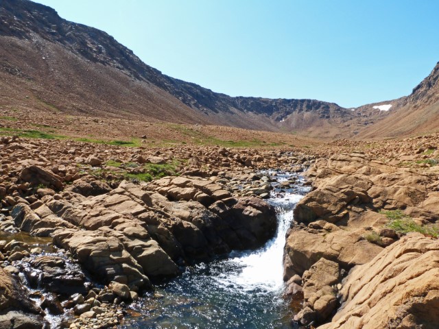 Kleiner Wasserfall in einer Steinwüste der Tablelands im Gros Morne Nationalpark Neufundland