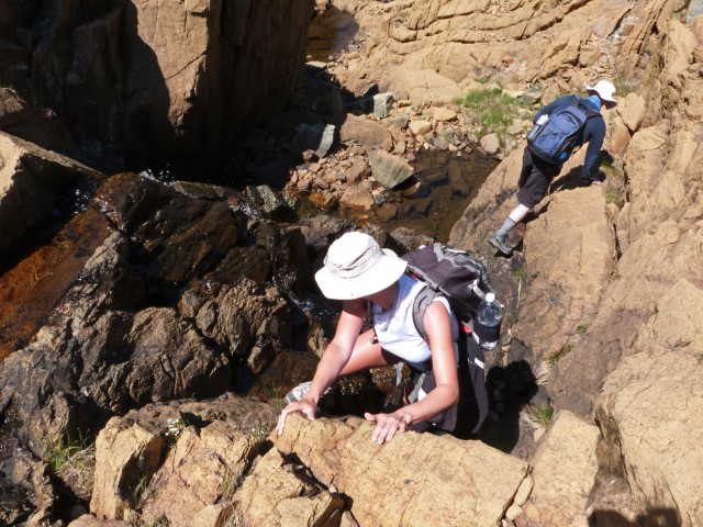 Junge Wanderer kraxeln Felsen runter im Gros Morne Nationalpark Neufundland