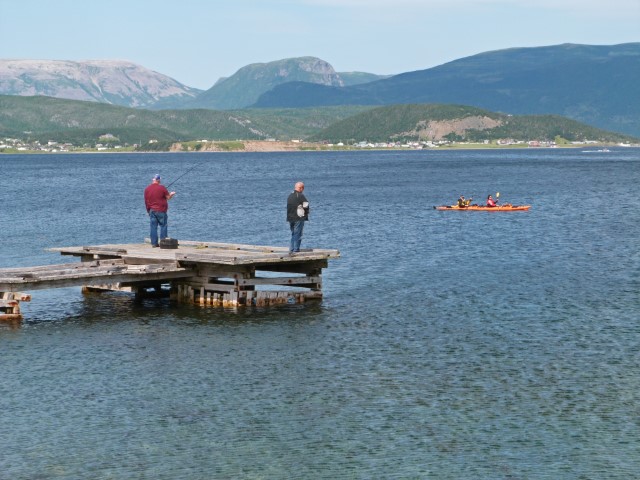 Angler an einem See im Gros Morne Nationalpark Neufundland, mit Bergen als Kulisse