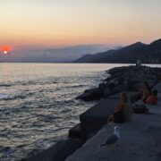 Blick auf den Leuchtturm von Camogli, Ligurien, bei Sonnenuntergang