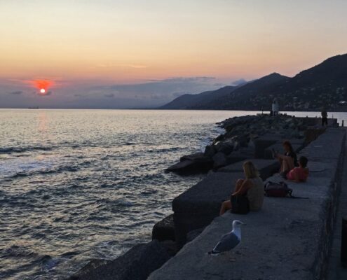 Blick auf den Leuchtturm von Camogli, Ligurien, bei Sonnenuntergang