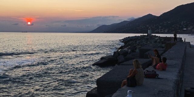 Blick auf den Leuchtturm von Camogli, Ligurien, bei Sonnenuntergang