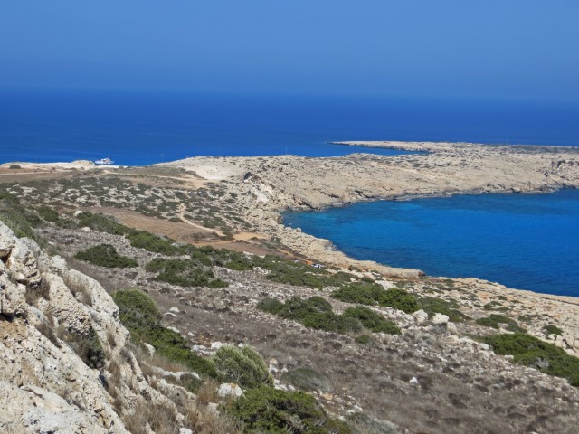 Cape Greco auf Zypern mit karger Felslandschaft und blauem Meer