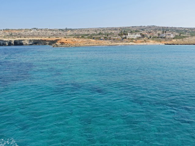 Küste bei Agia Napa auf Zypern mit kargem Ufer und türkisfarbenem Meer