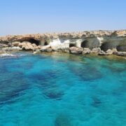 Südküste Zyperns bei Agia Napa mit weißen Felsen und türkisfarbenem Meer