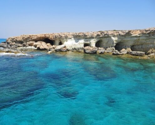 Südküste Zyperns bei Agia Napa mit weißen Felsen und türkisfarbenem Meer