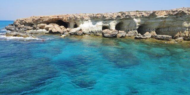 Südküste Zyperns bei Agia Napa mit weißen Felsen und türkisfarbenem Meer