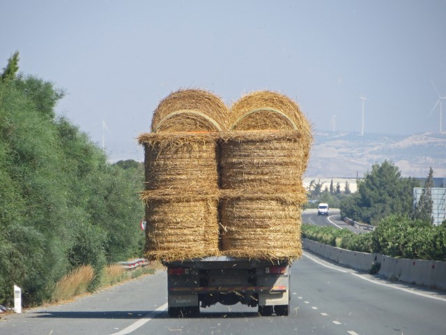 LKW mit riesigen Heuballen, Zypern