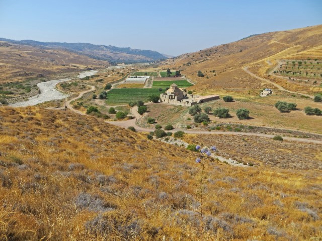 Panagia Tou Sinti Kloster in karger Landschaft, Zypern