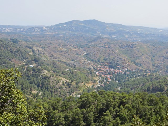 Dorf moit roten Dächern in einer grünen Berglandschaft in den Troodos Bergen, Zypern