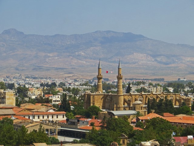 Blick über Nicosia in Nordzypern mit mächtiger Moschee und hohen Bergen im Hintergrund