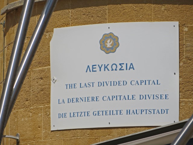 Schild mit Nicosia al letzte geteilte Hauptstadt