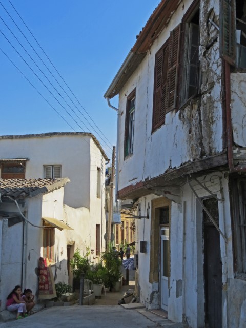 Heruntergekommene Häuser in einer engen Gasse in Nicosia, Nordzypern