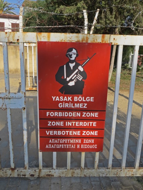 Rotes Schild mit "Verbotene Zone" am Grenzzaun in Nicosia, Nordzypern