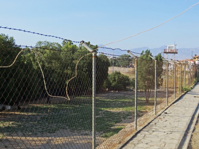 Grenzzaun aus Stacheldraht mit UN-Posten in Nicosia, Nordzypern