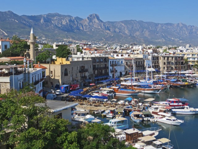 Blick von Girne Castle über die Bucht mit Moschee, vielen Häusern und Booten, Nordzypern