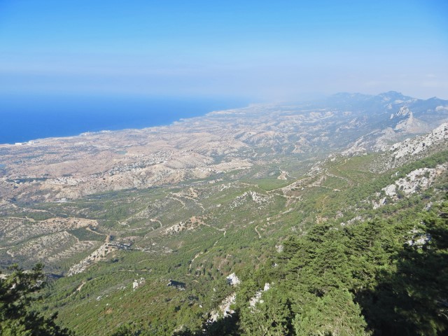 Blick über die teils grüne, teils karge Landschaft zum Meer vom Buffavento Schloss, Nordzypern