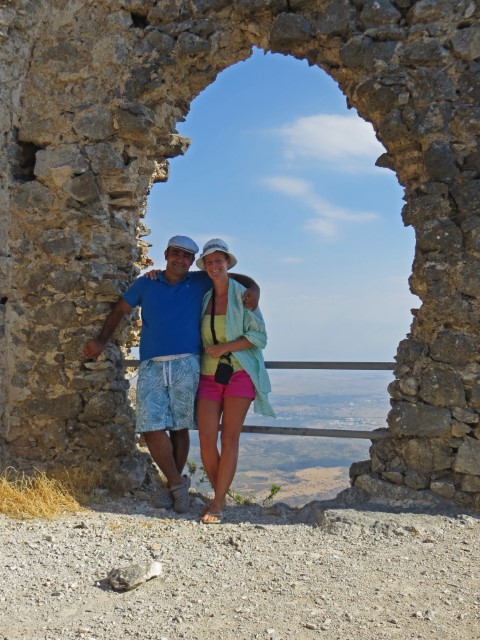 Junge Frau mit Hut und Mann in blauem T-Shirt an Felsenfenster auf dem Buffavento Schloss, Nordzypern