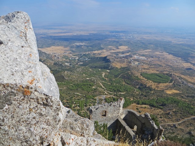 Blick über Burgruinen des Buffavento Schlosses in Nordzypern über die karge Landschaft