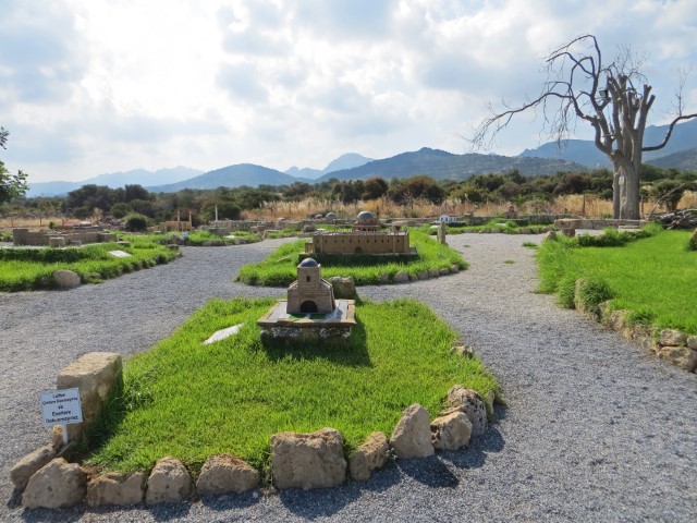 Miniaturmoscheen und andere Gebäude im Garten des Minia Cyprus Museum