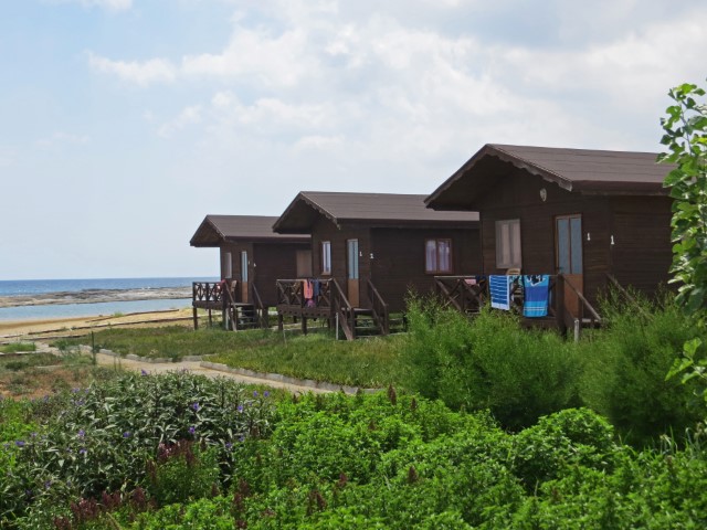 Braune Bungalows am Meer auf der Karpaz Halbinsel, Nordzypern