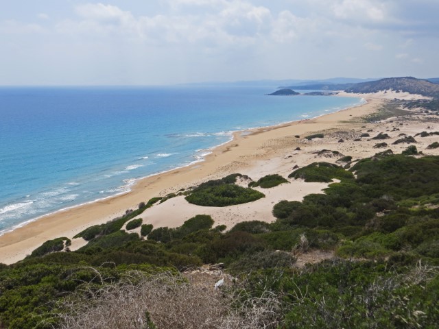 Weite Sand- und Dünenlandschaft am Meer auf der Karpaz Halbinsel, Nordzypern