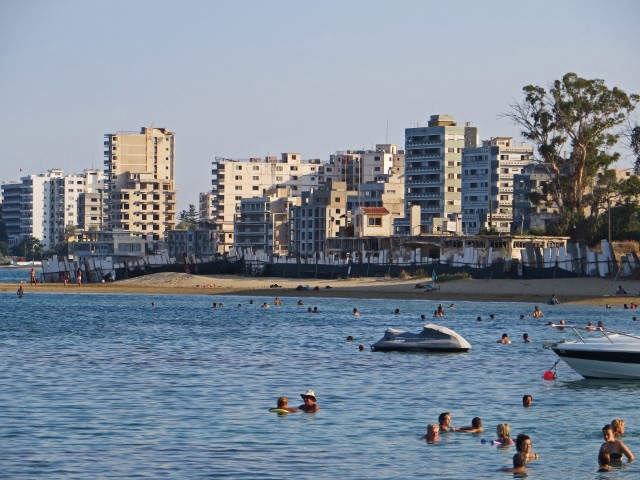 Geisterstadt aus leeren Hochhäusern hinter dem Strand von Famagusta, Nordzypern