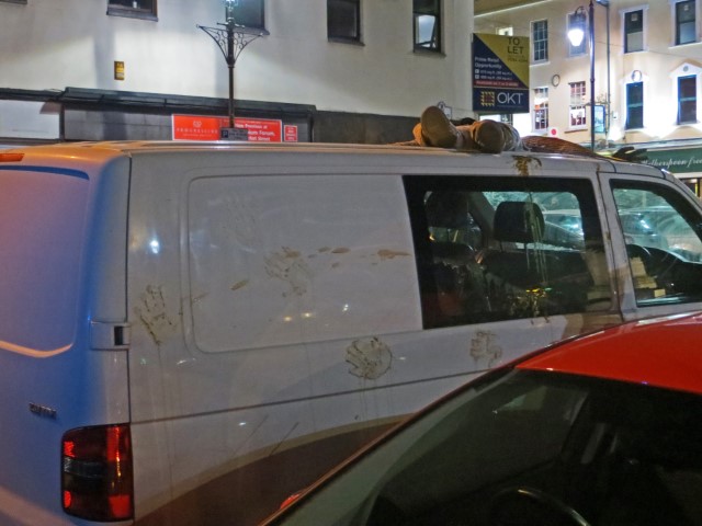 Halloween in Derry, Nordirland, weißer Laster mit Handspuren und einer Puppe auf dem Dach