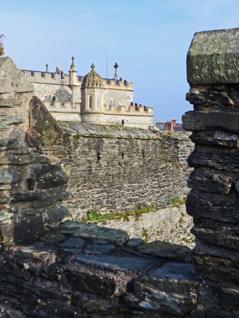 Blick über die Stadtmauer von Derry, Nordirland, auf eine Burg