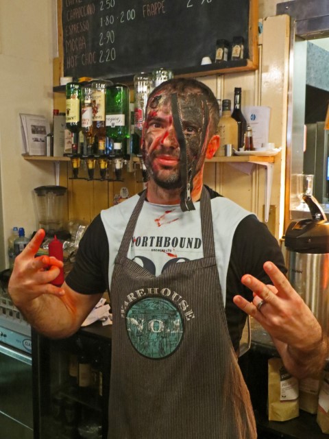 Barkeeper mit bemaltem Gesicht an Halloween in Derry, Nordirland