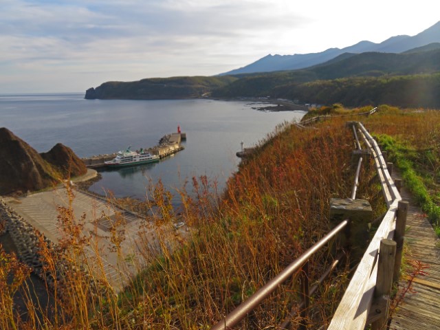 Blick über die Küste in Utoro mit Bergen im Hintergrund, Hokkaido, Japan