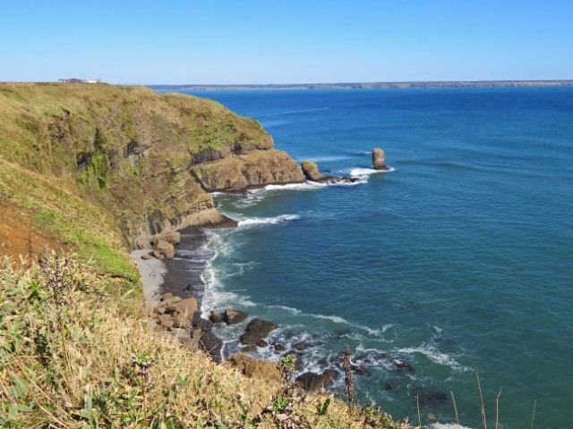 Felsig-grüne Küste am Cape Kiritappu in Hokkaido, Japan