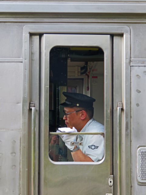 Schick gekleidet Lokführer mit weißen Handschuhen und Mütze in Hokkaido, Japan