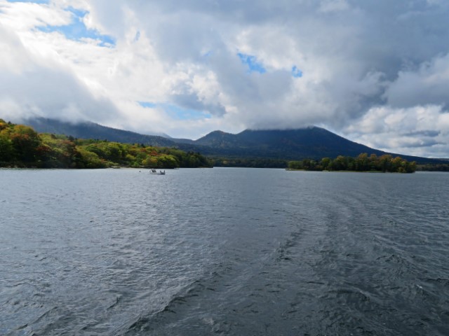 Blick über den Akan See mit Bergen im Hintergrund und Wolken am Himmel, Hokkaido, Japan