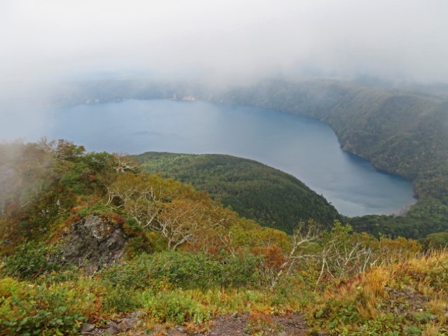 Blick vom Berg auf den Mashu See, der aber fast im Nebel verschwindet, Hokkaido, Japan