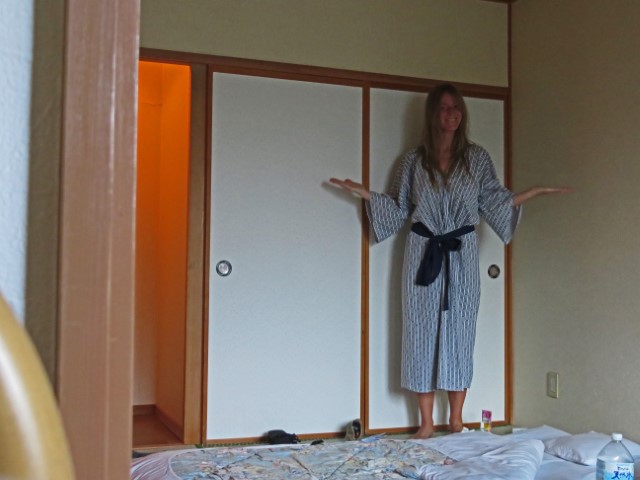 Deutsche im Yukata in einem japanischen Hotelzimmer