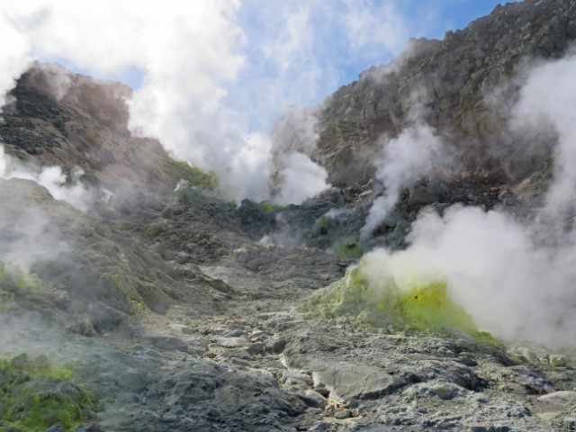 Aus dem Boden am Vulkan Io in Hokkaido, Japan, tritt Rauch aus