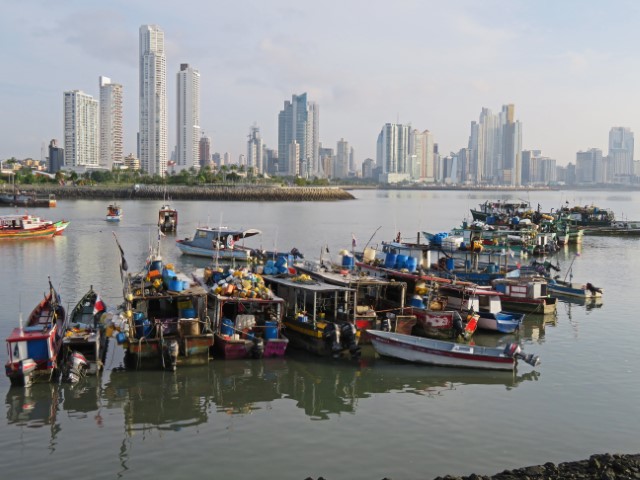 Blick übers Wasser mit kleinen Booten darauf auf Panama City