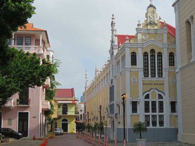 Gelber historischer Palacio Bolivar in Panama City