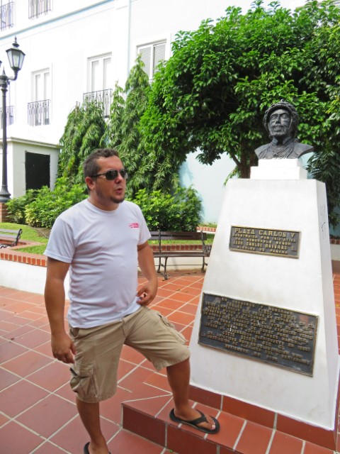 Guide mit weißem T-Shirt vor einem Monument in Panama City