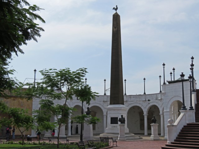 Placa de Francia in Panama City mit Obelisk mit Hahn darauf